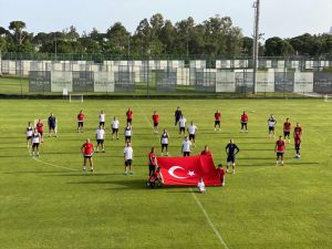 Antalyaspor, Türk bayraklı, sosyal mesafeli 19 Mayıs pozu verdi