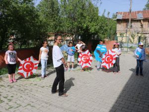 Öğretmenler "evde kalan" çocuklara kitap ve uçurtma dağıtıyor