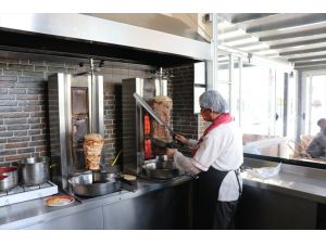 KKTC'de restoran, kafe ve berberler açıldı