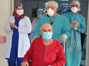 Kovid-19 tedavisi sırasında kalbi iki kez duran 62 yaşındaki hasta taburcu edildi
