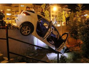 Denizli'de kontrolden çıkan otomobil bahçeye girdi