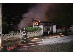 Bolu'da, dükkan ve evde çıkan yangın hasara neden oldu
