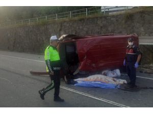 Trabzon'da panelvan yolcu durağına çarptı: 1 ölü, 2 yaralı