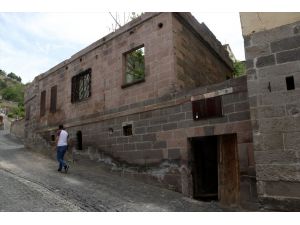 Kayseri'de restore edilen tarihi evin çatısı çöktü: 2 yaralı