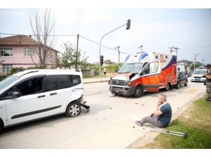 Düzce'de ambulansın karıştığı zincirleme kazada 2 kişi yaralandı