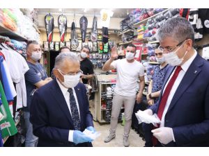 Kayseri'de esnafa ve vatandaşlara 13 bin maske dağıtıldı
