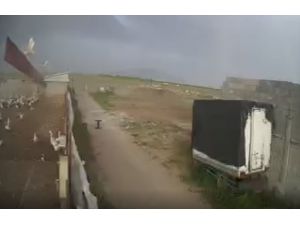Konya'daki fırtına nedeniyle çiftlik çatısının uçtuğu anlar görüntülendi
