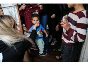 İstanbul'da ihtiyaç sahibi çocuklara bayramlık ve şeker dağıtıldı