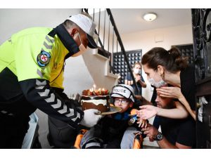 Manisa'da engelli çocuğa polislerden sürpriz doğum günü