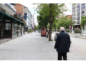 İç Anadolu'da 65 yaş ve üstü vatandaşlar yeniden sokağa çıktı
