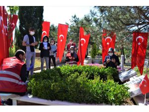 Sultanbeyli Vefa Sosyal Destek ekibi, aileleri şehitlerinin mezarlarına götürdü