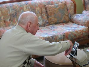 95 yaşındaki Rüştü dede, torunlarına sanal ortamda el öptürdü