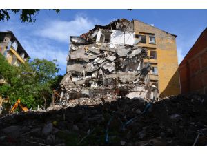 Malatya'da ağır hasarlı bina kontrollü yıkılıyor