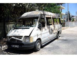 Antalya'da park halindeyken yanan minibüsün kundaklandığı iddia edildi