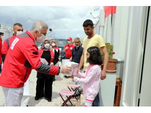 Türk Kızılaydan konteyner kentte yaşayan çocuklara bayram hediyesi