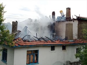 Çankırı'daki yangında iki ev kullanılamaz hale geldi