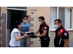 Balıkesir'de ikiz kardeşlere polislerden doğum günü sürprizi