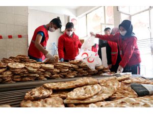 Türk Kızılay Elazığ Şubesi, ihtiyaç sahiplerine ekmek dağıttı