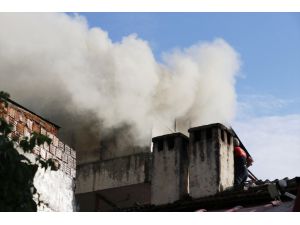 Muğla'da bir ev yanarak kullanılamaz hale geldi