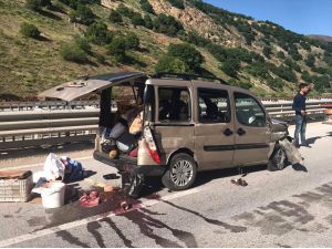 Erzincan'da hafif ticari araç bariyere çarptı: 2 yaralı