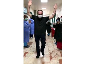 Elazığ'da Kovid-19'u yenen hasta şarkı ve alkışlarla hastaneden ayrıldı