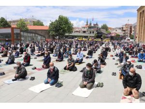 Vatandaşlar cami avluları, pazaryerleri ve statta cuma namazı kıldı