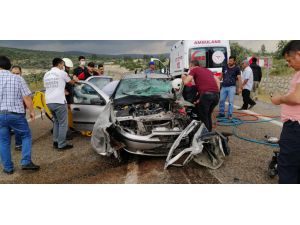 Mersin'de minibüs ile otomobil çarpıştı: 6 yaralı