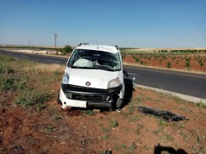 Şanlıurfa'da hafif ticari araç refüje çarptı: 3 yaralı
