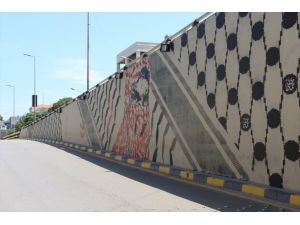 Lübnanlı sanatçılar, Kudüs'e destek için Filistin kefiyesinin grafitisini çizdi