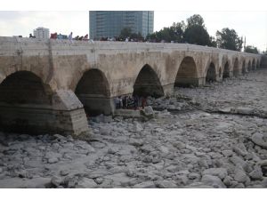 Adana'da nehir yatağında yaralı bulunan kadın hastaneye kaldırıldı
