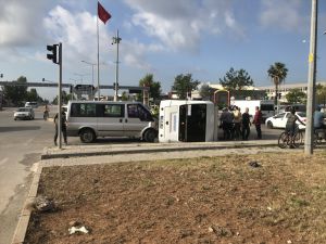 Adana'da dolmuş ile minibüs çarpıştı: 5 yaralı