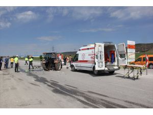 Sivas'ta otomobille traktör çarpıştı: 5 yaralı