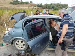 İzmir'de otomobille kamyonetin çarpışması sonucu 5 kişi yaralandı