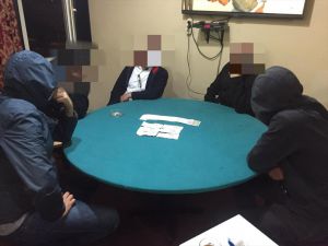 Eskişehir'de mühürlü iş yerinde kumar oynayan 16 kişiye para cezası