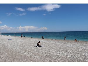 Antalya sahillerinde "sosyal mesafeli" deniz ve güneş keyfi