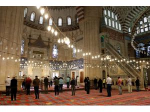 Edirne'de Selimiye Camisi'nde namaz kılmanın sevinci yaşanıyor