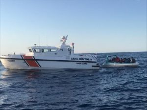 Antalya'da denizde mahsur kalan 14 sığınmacı kurtarıldı