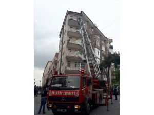GÜNCELLEME-Güngören'de beş katlı binanın terasının bir kısmı çöktü