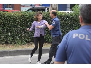 Adana'da sürücüsünü bıçakla tehdit ettiği taksiye zarar veren kadın yakalandı