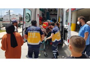 Erzincan'da tırın traktöre çarpması sonucu 3 kişi yaralandı