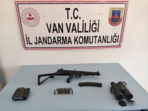 Van'da PKK'lı teröristlere ait silah ve yaşam malzemesi ele geçirildi