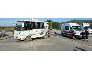 Tarım işçilerini taşıyan minibüse tır çarptı: 2 yaralı
