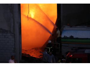GÜNCELLEME - Niğde'de tekstil fabrikasının deposunda çıkan yangın söndürüldü