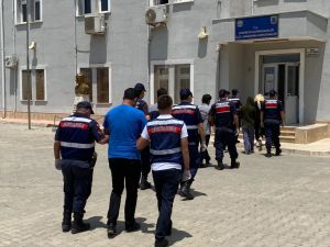 Mersin'de fuhuş operasyonunda yakalanan 9 zanlıdan 3'ü tutuklandı