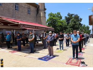 Cuma vakti vatandaş cami avlusu, stadyum ve pazar yerlerini doldurdu