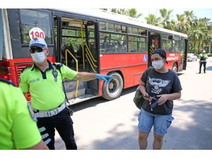 Adana'da yüksek ateş nedeniyle halk otobüsünden indirilen yolcu hastaneye kaldırıldı