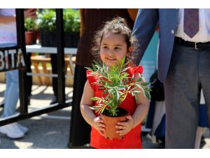 Kastamonu Belediyesi çocuklara 15 bin çiçek fidesi dağıttı