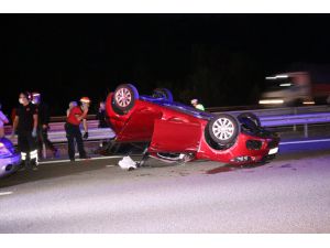 Bariyerlere ve önündeki araca çarpan otomobil takla attı: 5 yaralı