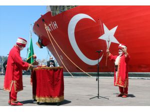 Türkiye'nin ilk yerli sondaj gemisi "Fatih" Trabzon Limanı'na demir attı