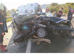 Mersin'de otomobil tıra çarptı: 3 ölü, 1 yaralı